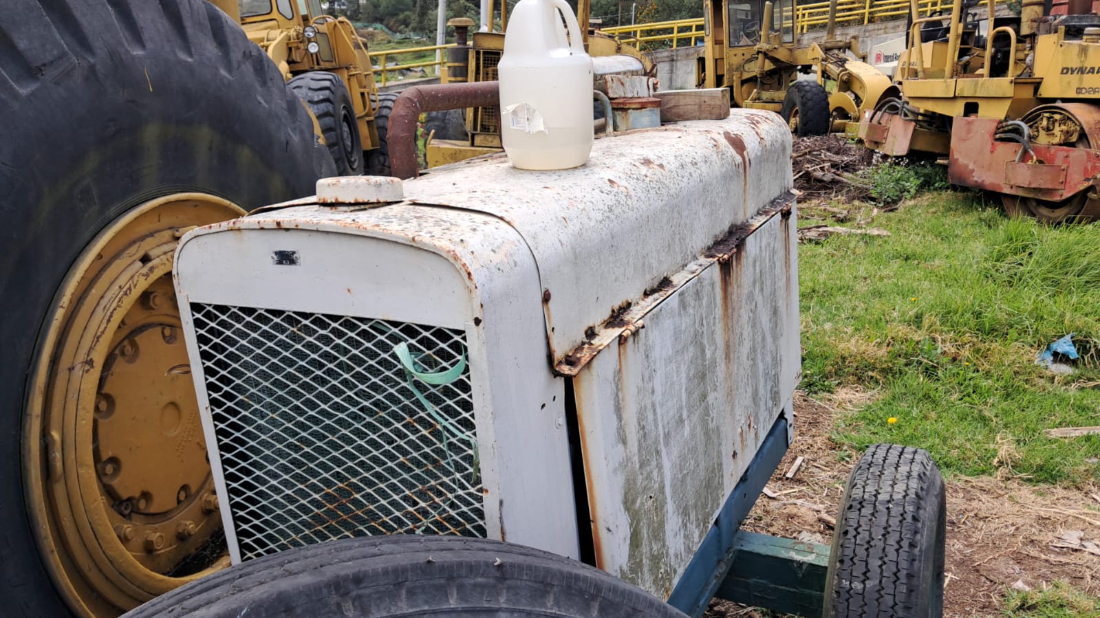 Lote #15 (Motor soldador Lincoln - 2 llantas) - Imagen 3
